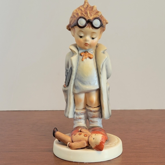 Goebel Hummel Authentic Vintage Puppendoktor Figurine #127